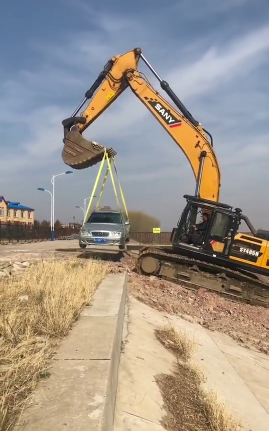 老板的奔驰没油了,挖机哥主动来帮忙!