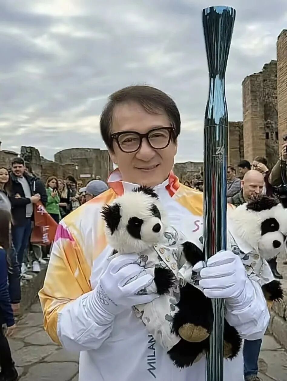 米兰冬奥会火炬在庞贝古城传递，71岁成龙担任火炬手