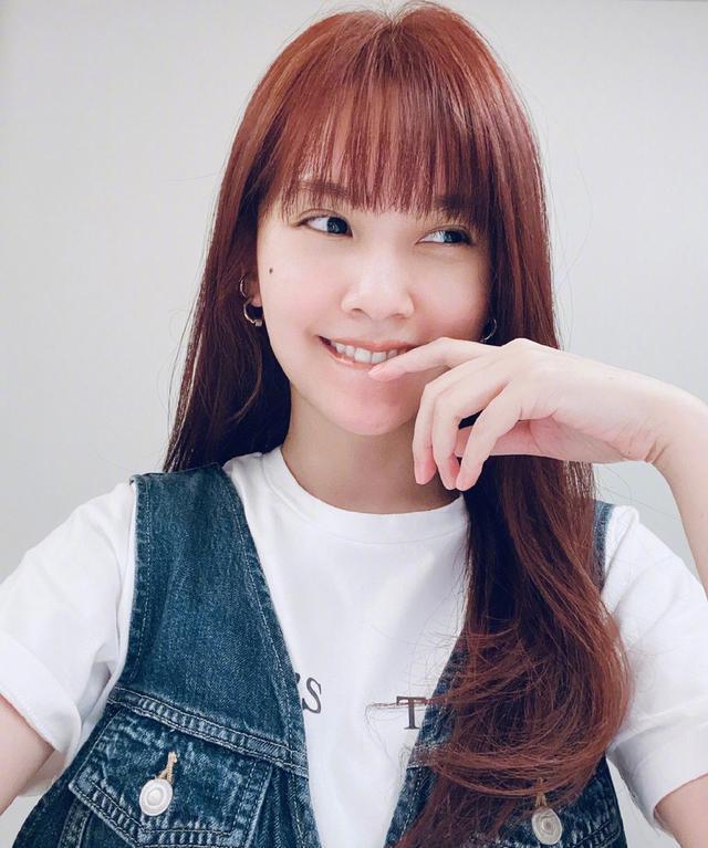 杨丞琳真的惊艳我了,穿t恤牛仔裙配齐刘海,娇嫩十足哪像36岁_高清图集