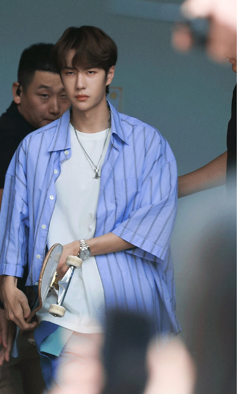 王一博最新上班照蓝色衬衫搭配滑板这一身超酷