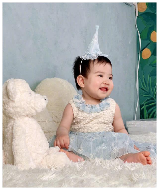 跳水女王吴敏霞罕见晒女儿的正面照,1岁女儿五官长得像极了爸爸