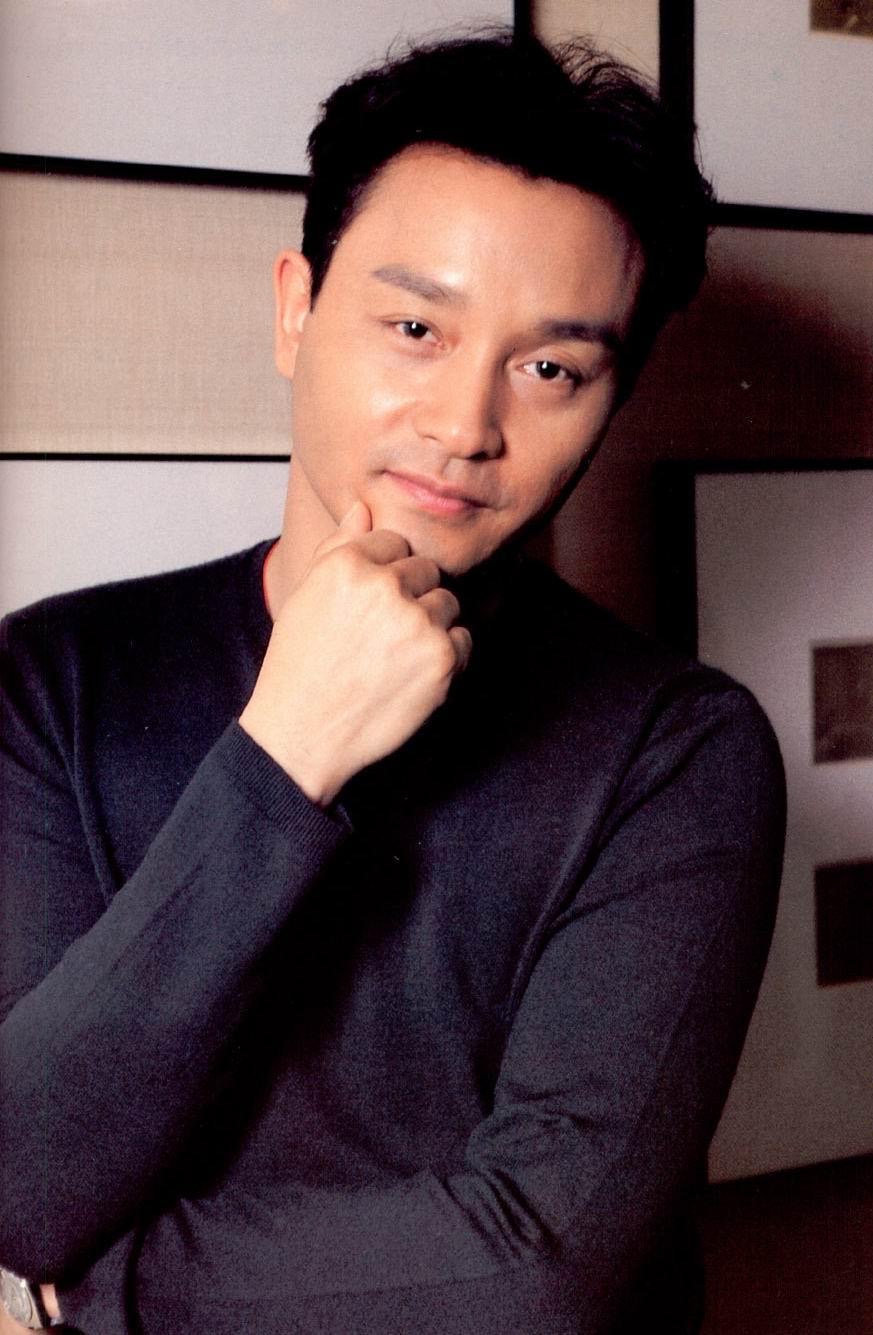 直言"想你了"照片中,张国荣赤裸着上身,梳着帅气的发型,笑容灿烂