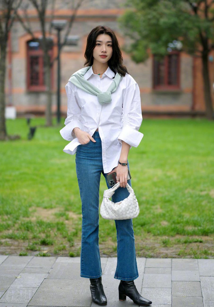 被会穿搭的女人美到了,选择时髦休闲装,展示出了自信靓丽的美_高清