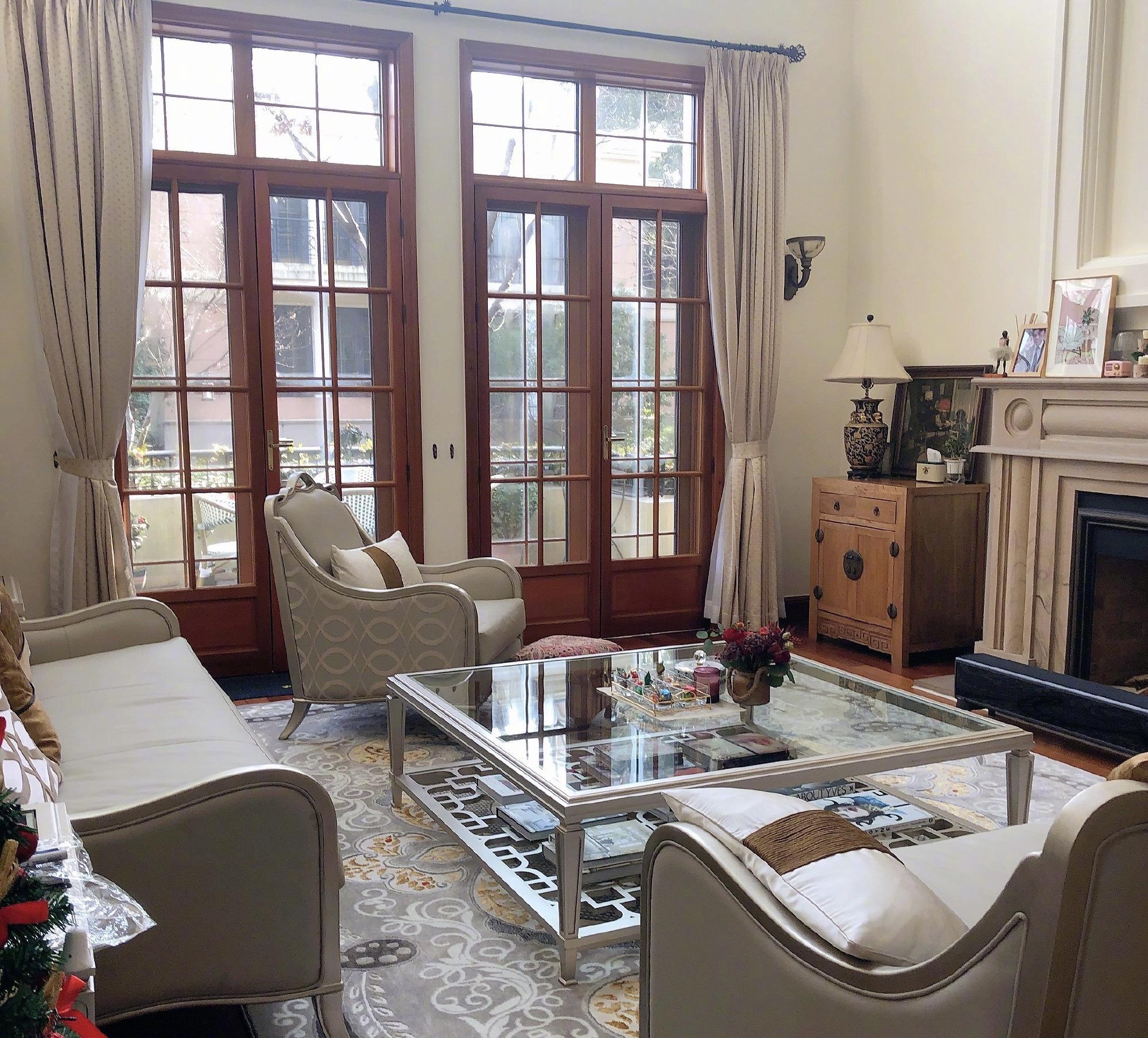 伊能静晒新豪宅,喊秦昊回家,灰色西装风连衣裙亮相机场