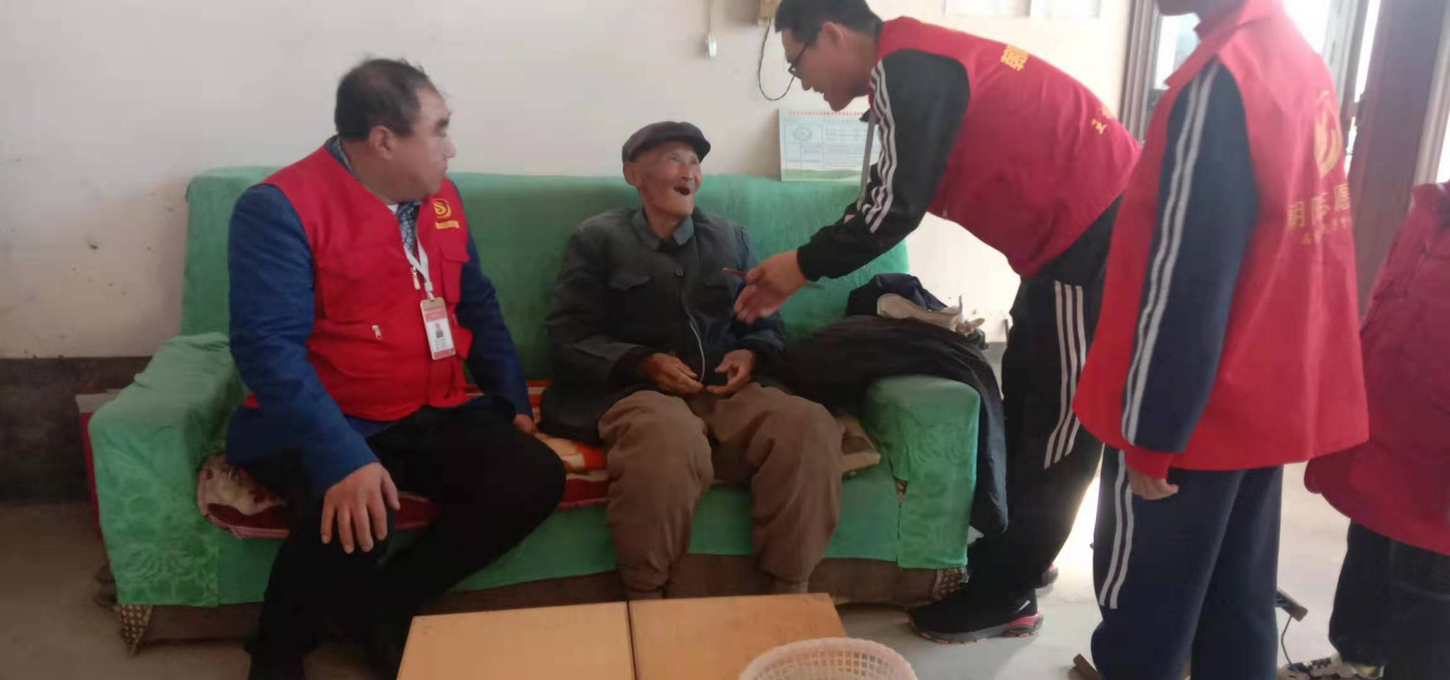 阳信红马甲关“爱孤寡留守老人”朝阳公益在行动__财经头条