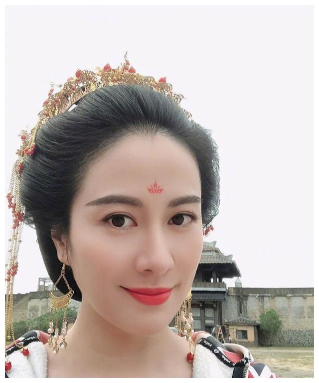 10月15日,演员叶璇晒出一张古装剧照,配文:巾帼英才扭乾坤,一代女皇绝