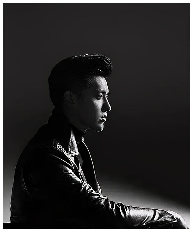 比起他一贯出色的硬照表现力,这张照片拍得属实一般.