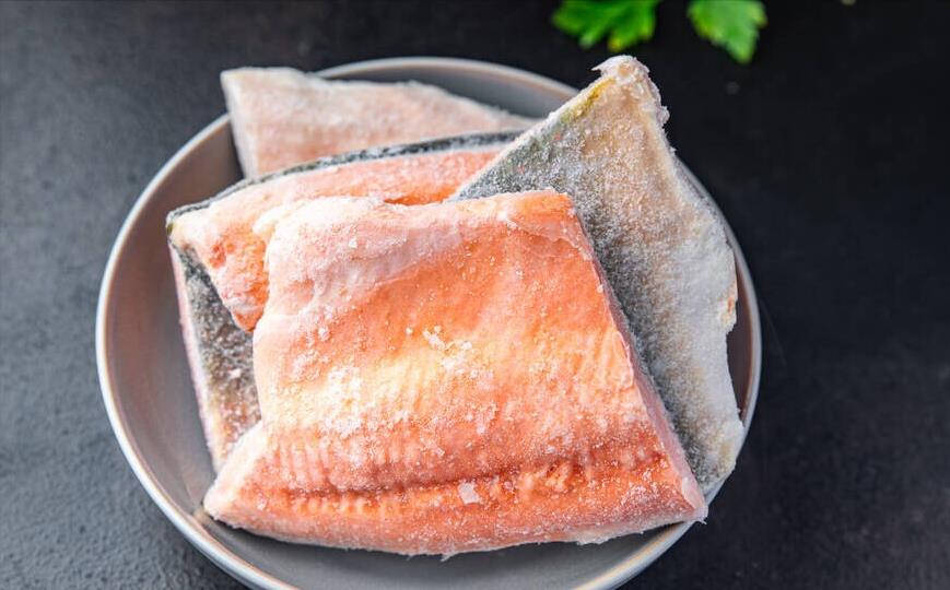 冰箱里的冻鱼,切忌再用清水泡,教你一招,5分钟就