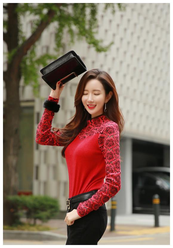 晴天美图:李妍静,红色加绒蕾丝拼接长袖上衣