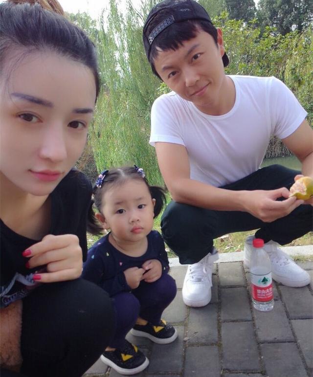 谢苗和妻子何彦霓结婚的时候非常低调.