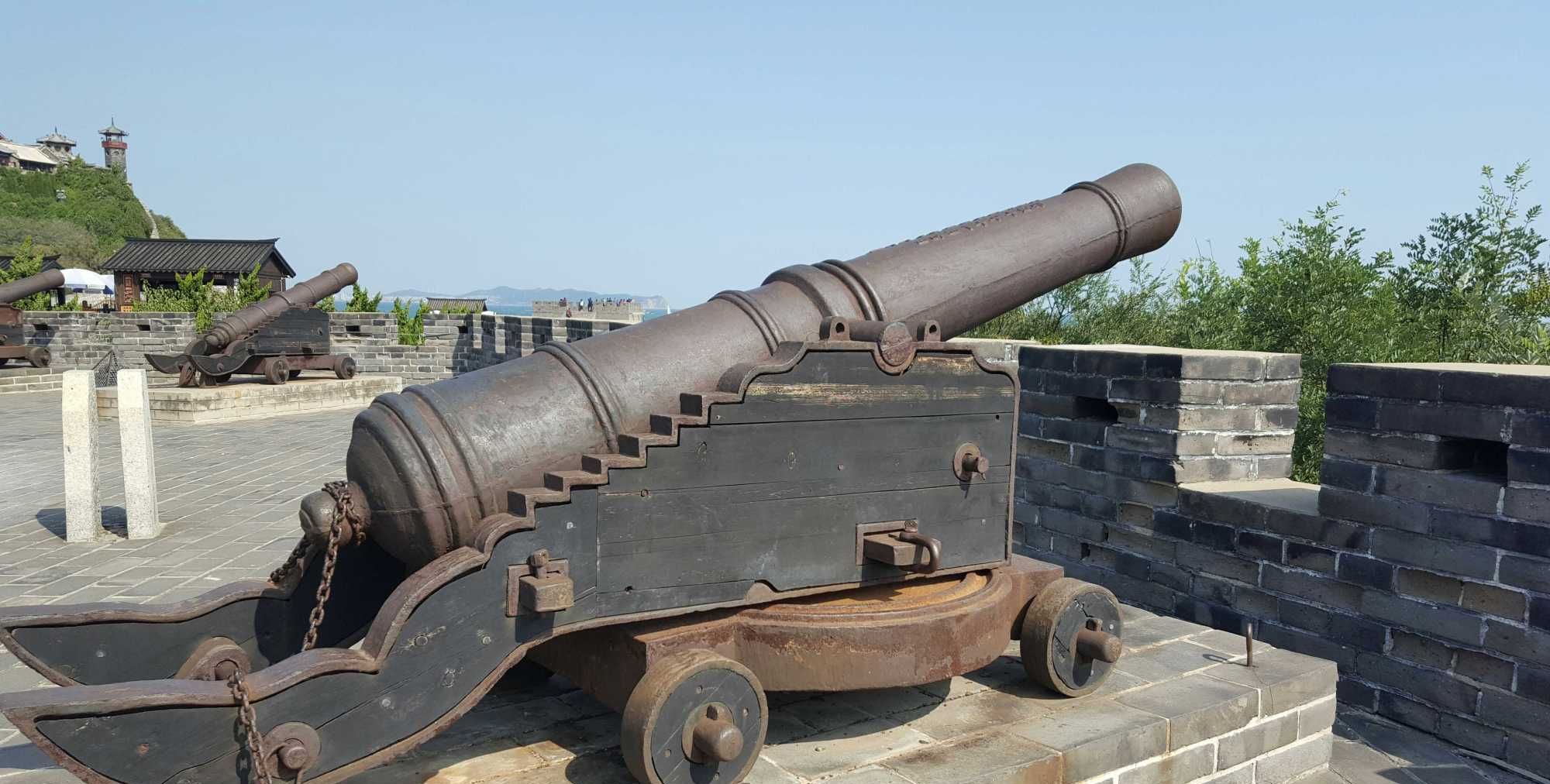 北炮台清代铁炮登州水城北部的引水道,有水闸与大海连通从天桥远望