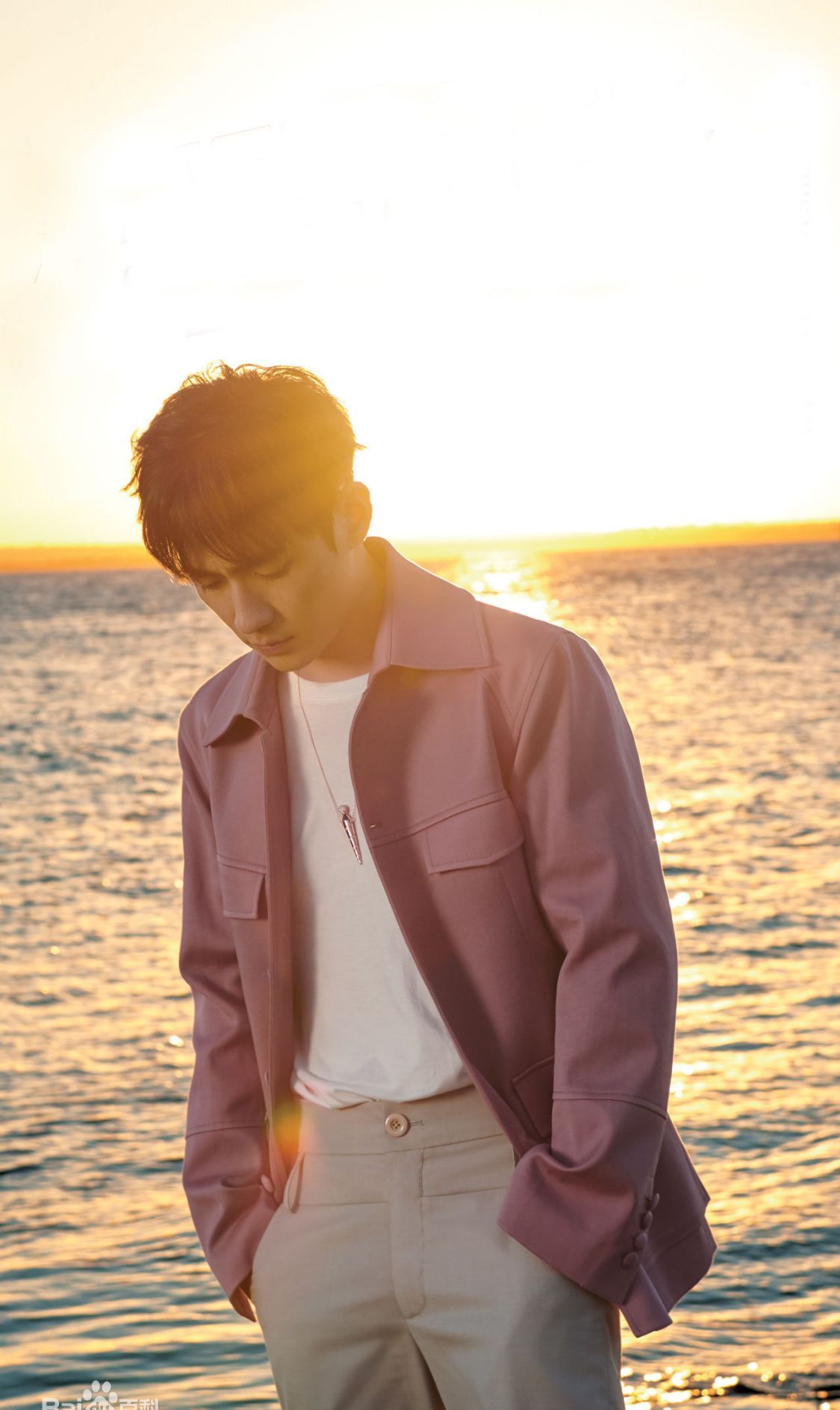 看到朱一龙的第一张照片,就已经"沦陷"了,这也太好看了