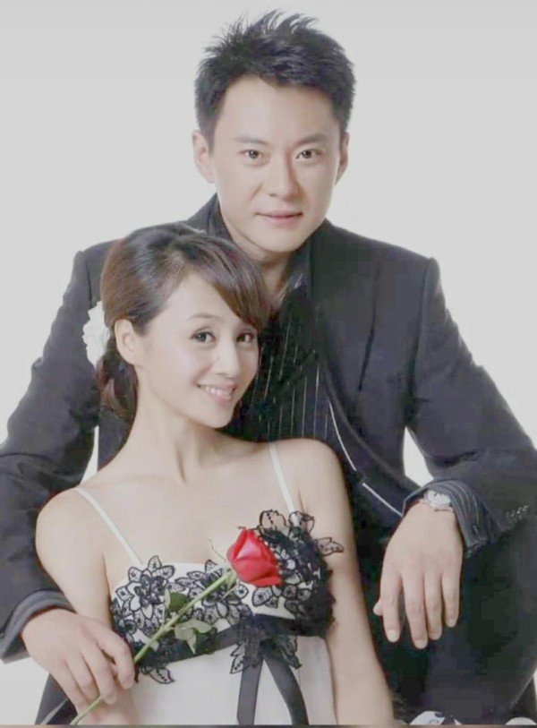 46岁曹颖晒和老公亲密照,穿蕾丝吊带太性感,身段完美锁骨突出