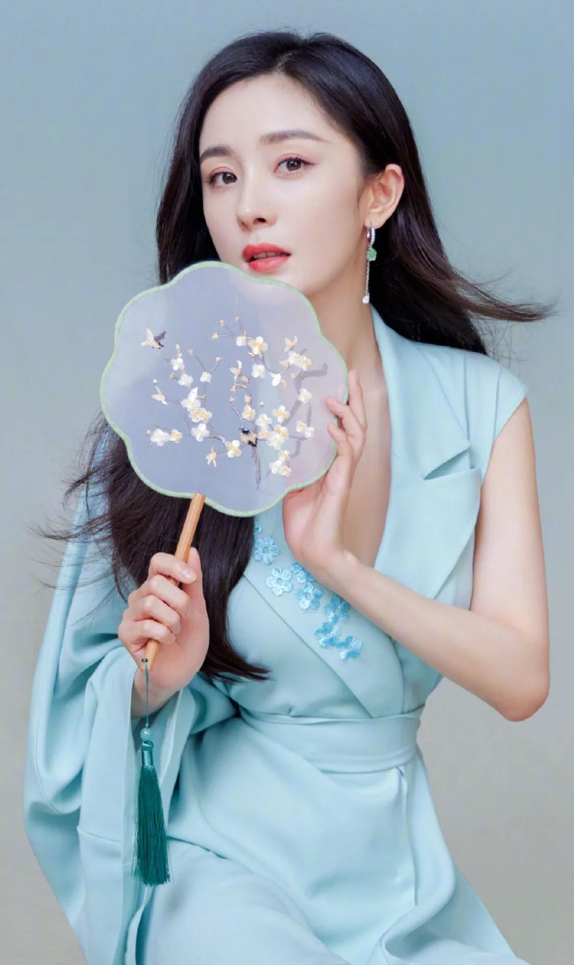 星云集中总是那个一眼望去便存记于心的美女明星,她时尚靓丽,明艳动人