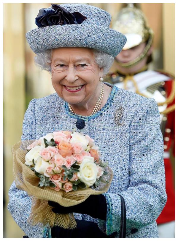 英国女王威严又不失亲和酷爱靓丽的服装太像七彩葫芦娃