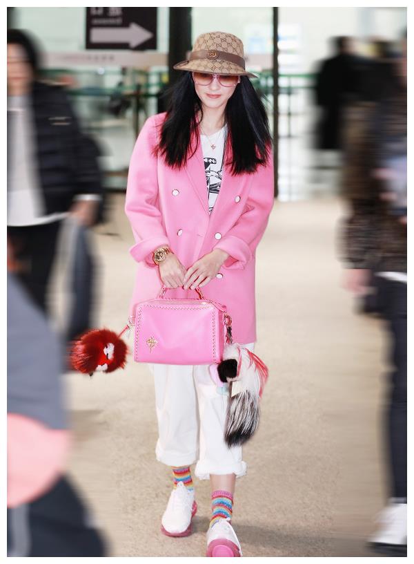 张柏芝久违现身机场,戴口罩配潮牌护目镜,这位辣妈太飒了