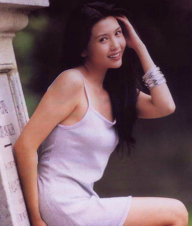 《赌神2》中邱淑贞一袭红衣咬牌画面,真是惊艳了时光