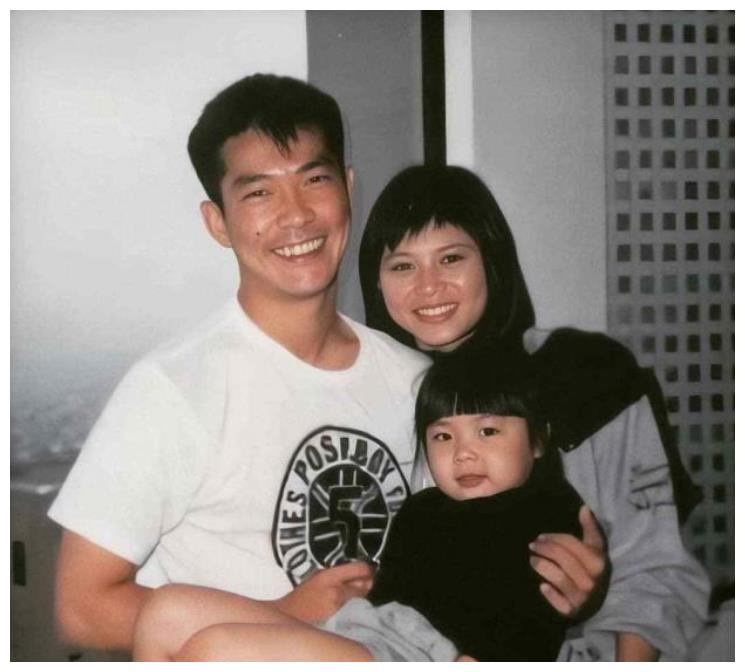 63岁元彪罕见露面,精神饱满似40岁,或复出帮好友录综艺