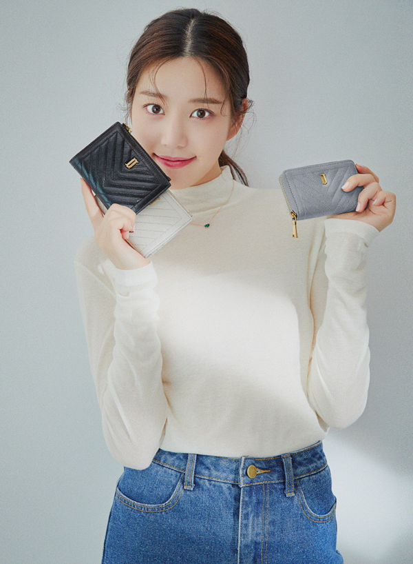 韩国女星李侑菲拍宣传照 笑容清纯可人