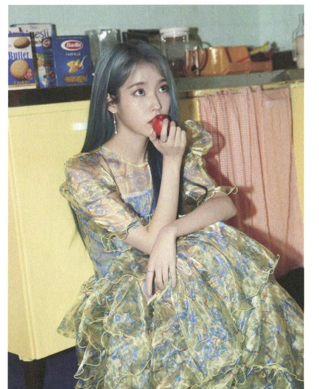 李知恩那微微一笑很清甜,穿淡蓝色衬衫配卷发造型,青春又有活力休闲区蓝鸢梦想 - Www.slyday.coM 李知恩那微微一笑很清甜,穿淡蓝色衬衫配卷发造型,青春又有活力休闲区蓝鸢梦想 - Www.slyday.coM