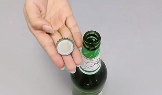 这是最科学的开啤酒瓶方法掌握技巧轻松就可以打开
