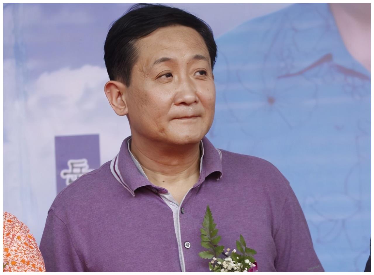 他是我爱我家的贾志新是与葛优齐名的喜剧演员这些年他去哪了