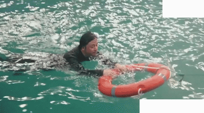 潘粤明片场上演"掀起你的盖头来",但抓着救生圈游泳可还行?