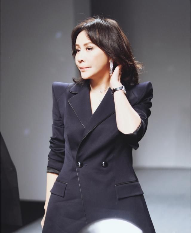 刘嘉玲一改女王范,身穿黑色波点连衣裙,齐肩发型很减龄!