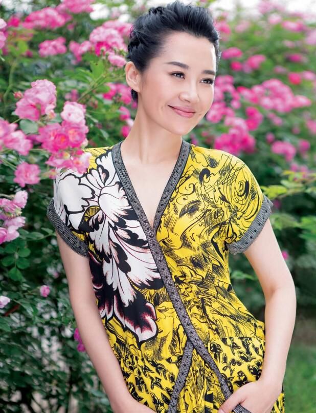 50岁的许晴,优雅洒脱,甜美笑容不输年轻少女