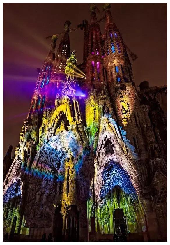 盖了136年终于要完工！结果被曝是“违章建筑”，罚款近3亿元休闲区蓝鸢梦想 - Www.slyday.coM