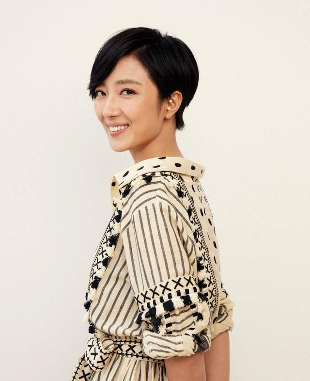 氧气美女桂纶镁,大衣搭配阔腿裤优雅文艺,素颜也依旧漂亮迷人__财经