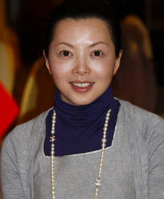 前湖南一姐仇晓近况:当红时甩汪涵嫁豪门,今复出收视惨淡被遗忘