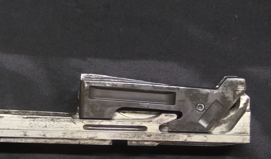 那一套基本如出一辙,结构基本没有变化,枪机和枪机框几乎是完全一致的