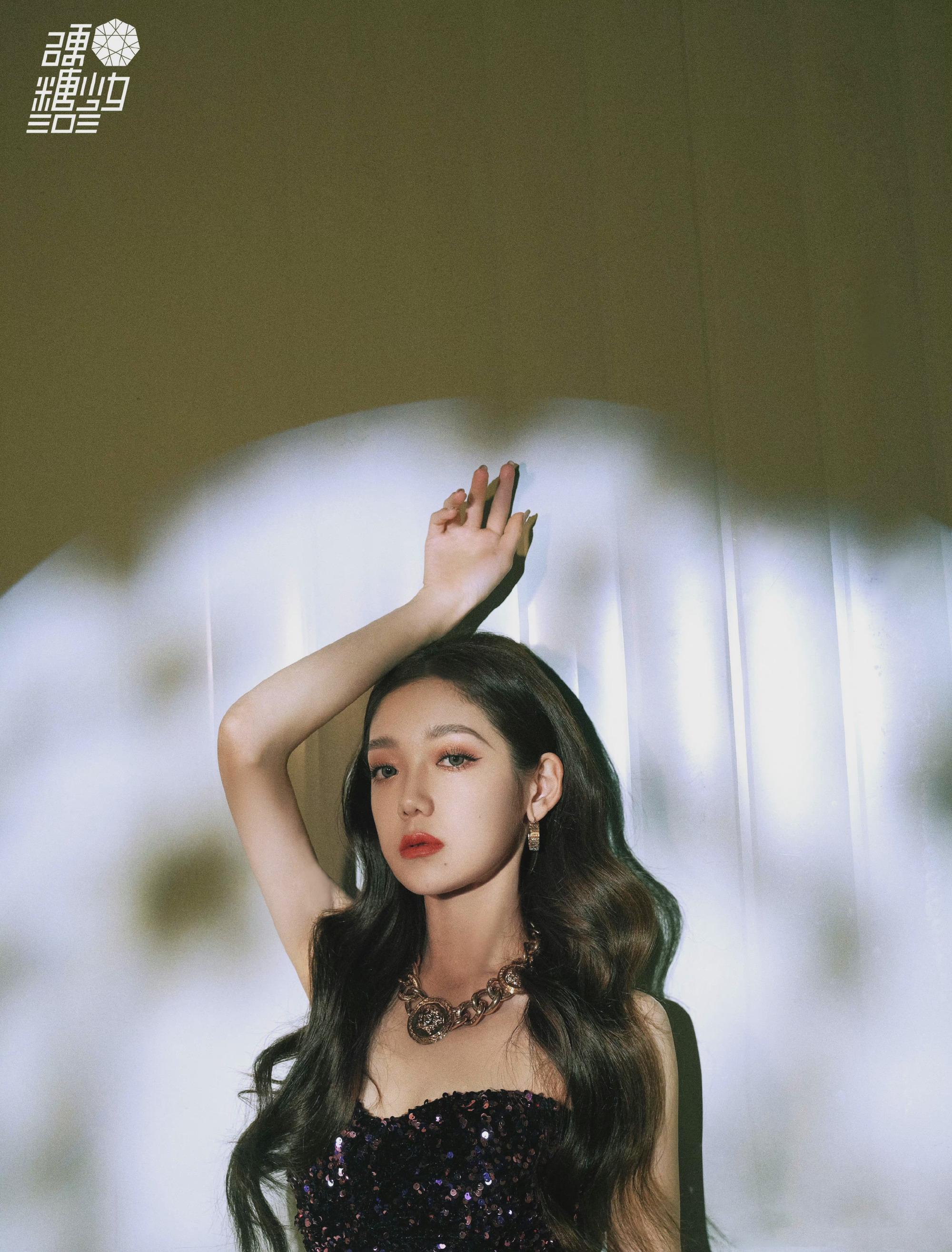 希林娜依高最新舞台造型公开,身穿紫色抹胸闪钻长裙,璀璨耀眼