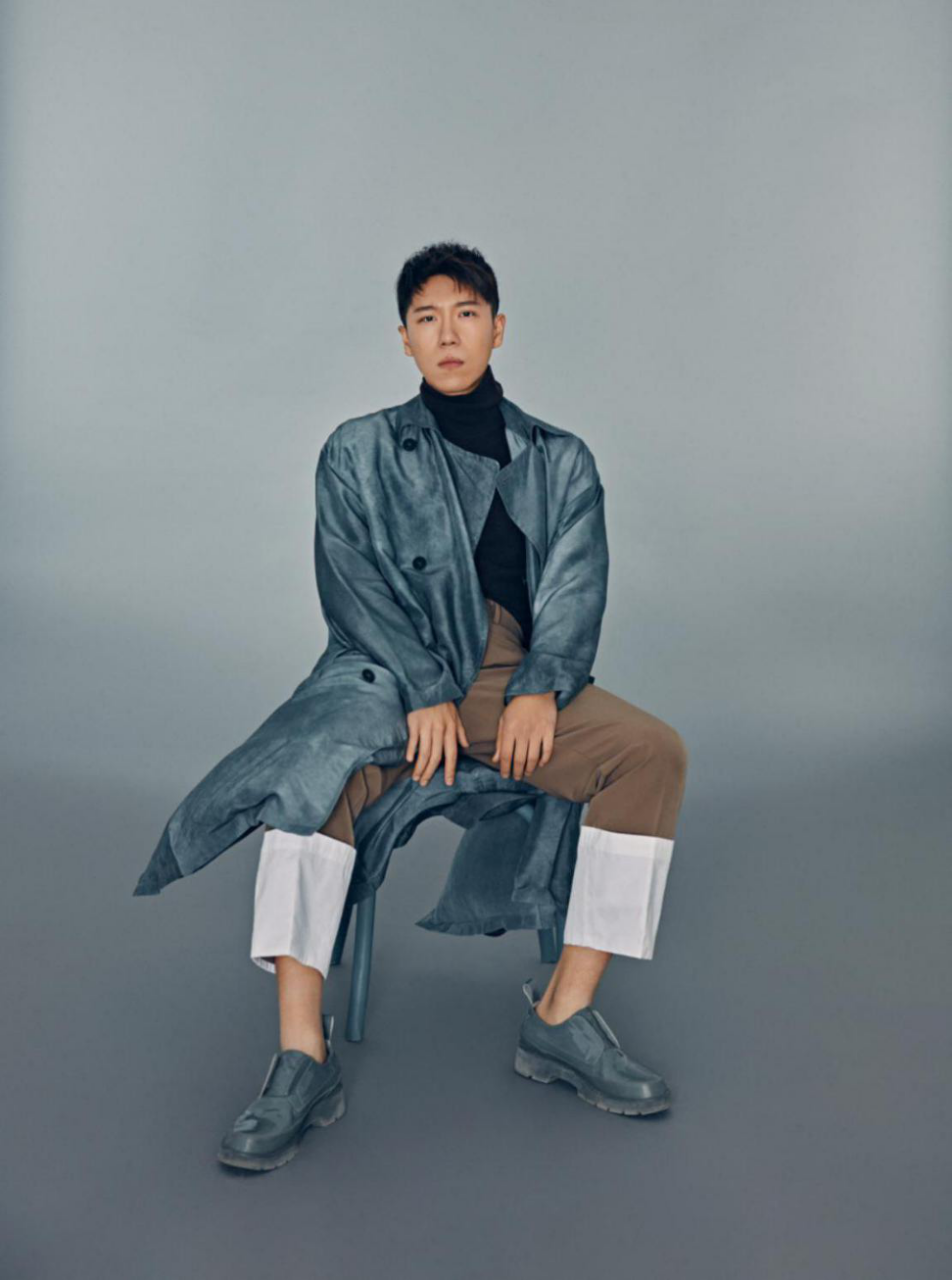 冰糖炖雪梨曹博写真释出蓝色风衣尽显不羁魅力