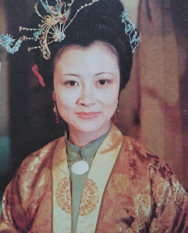 当时王贵娥感慨说"像我这个年纪比较尴尬,上演不了夫人,下演不了小姐"