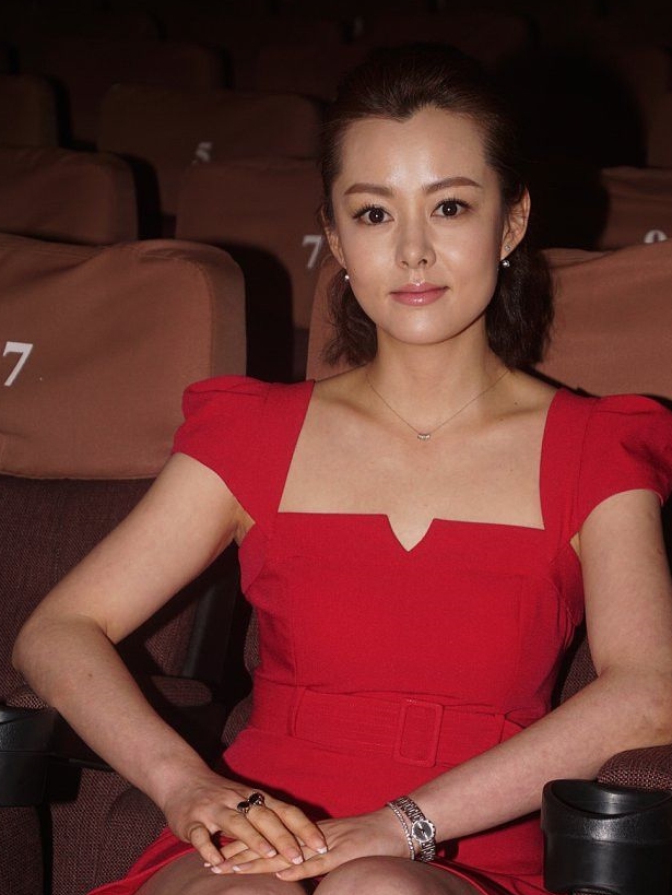 刘一含出道15年却不温不火,虽撞脸车晓,但身材气质更胜一筹