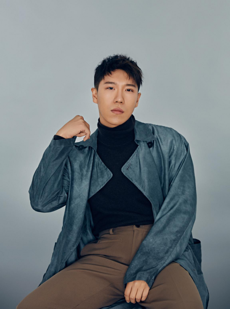 冰糖炖雪梨曹博写真释出蓝色风衣尽显不羁魅力