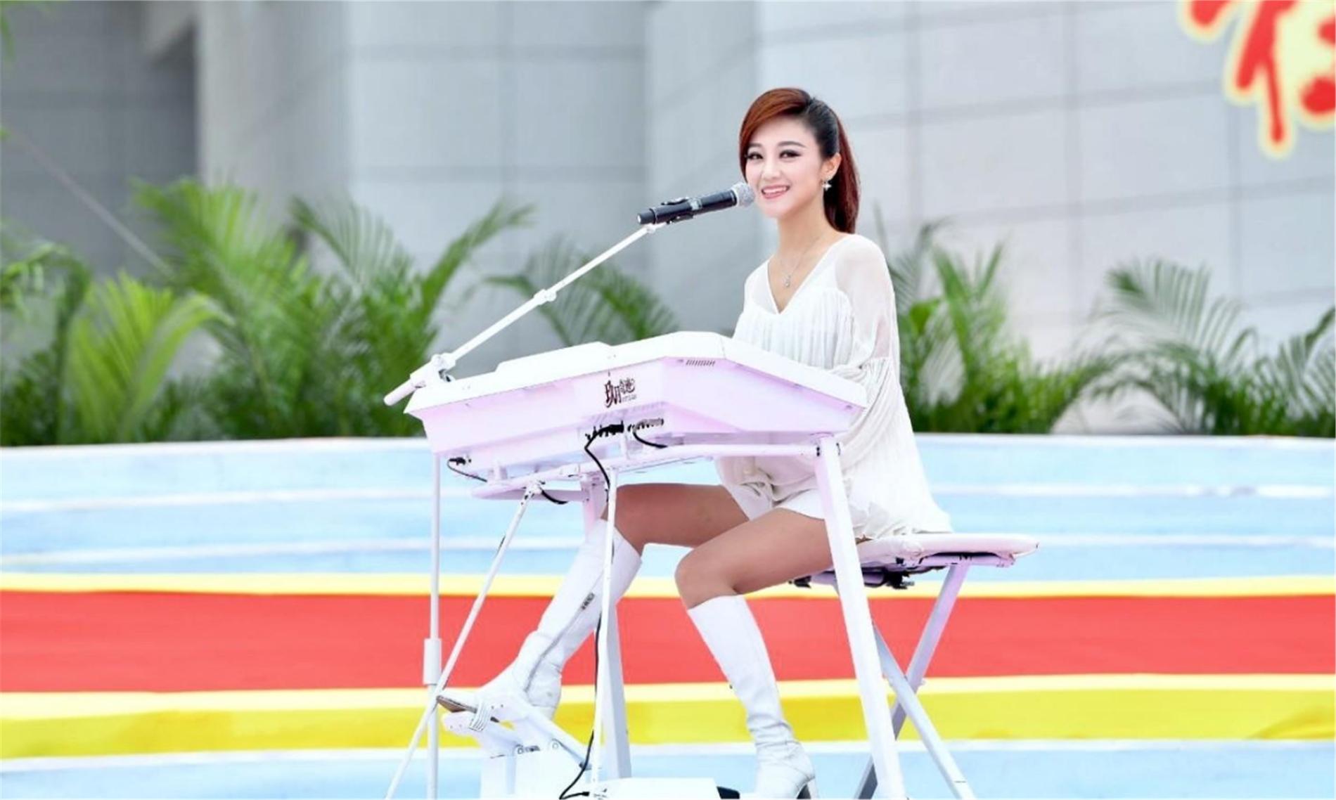 王小玮被爆假弹琴?下一秒直接上台用脚弹奏双排键,瞬间被惊艳了