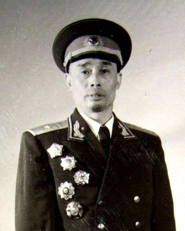 他被誉为电不死的通信兵,为战役胜利不惜用身体通电,后为少将