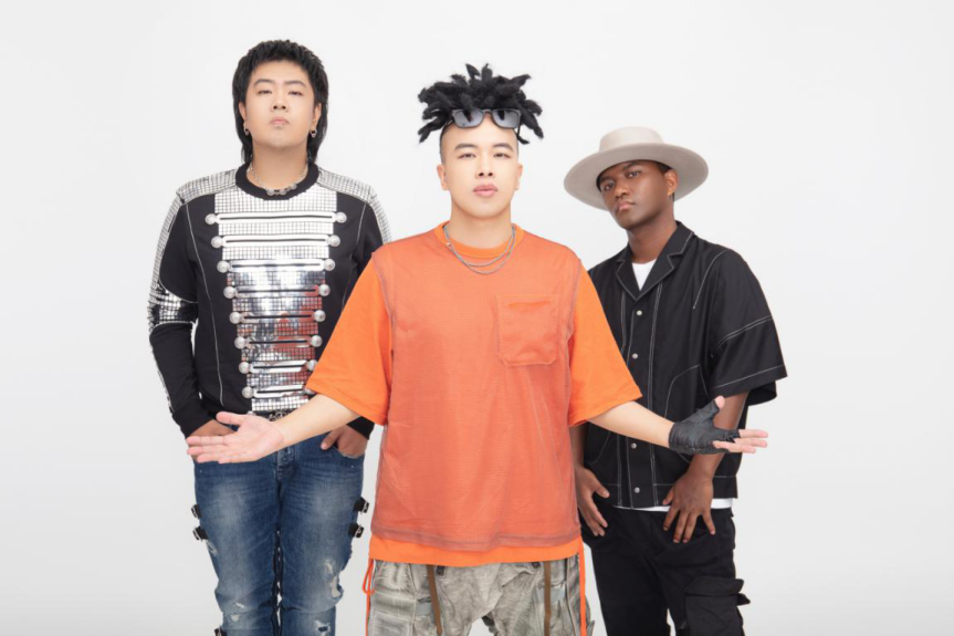 南征北战nzbz由汀洋,赵辰龙,尼成三人组成,其名寓意为:年轻人要为自己