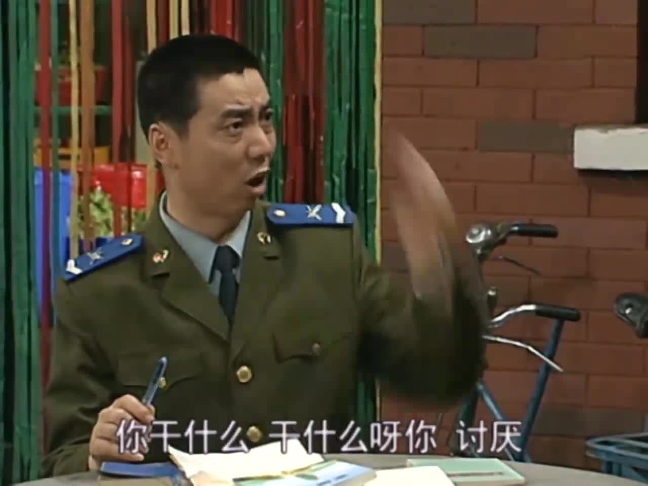 炊事班的故事:副班长写总结,让小毛赶紧走,小毛帮他思考思考
