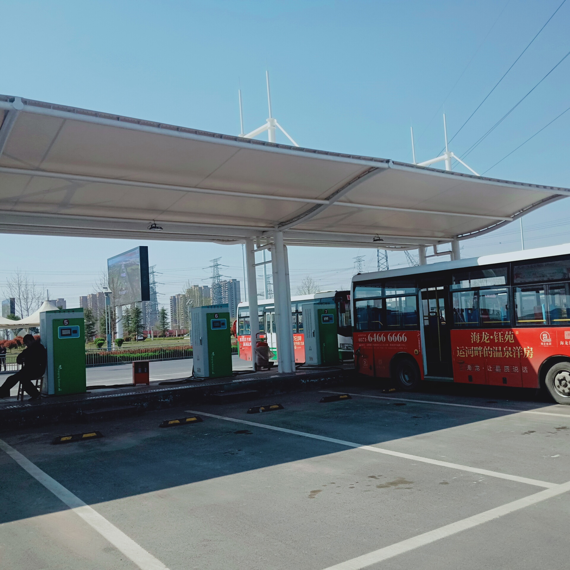 膜结构停车棚加装充电桩的好处会超出你的想象?