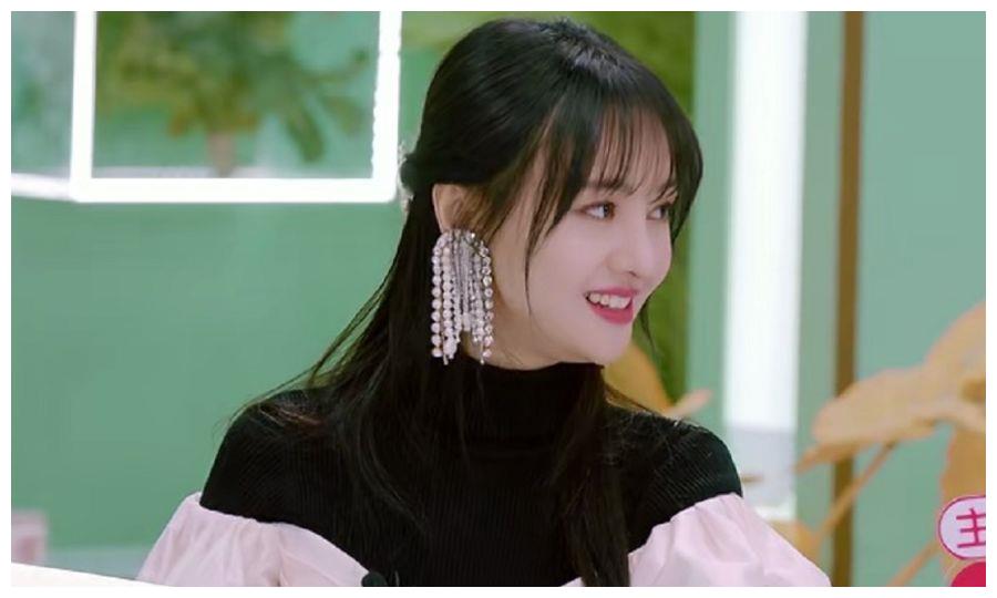 郑爽做客《beauty小姐》,当镜头拉近十倍,生图下的瓜子脸我酸了__财经