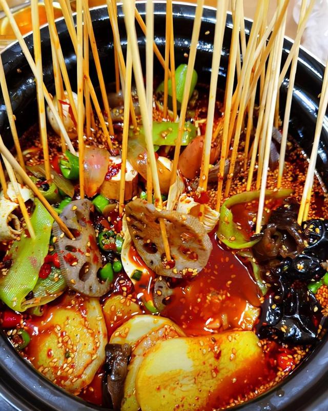 四川特色小吃钵钵鸡