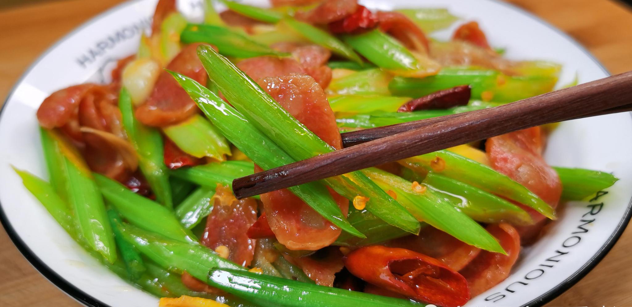 芹菜加腊肠这做法太好吃了,荤素搭配,鲜香下饭,上桌汤汁都不剩