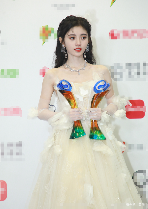 鞠婧祎参加活动被抓拍,离开10级滤镜和ps,26岁的样子很真实