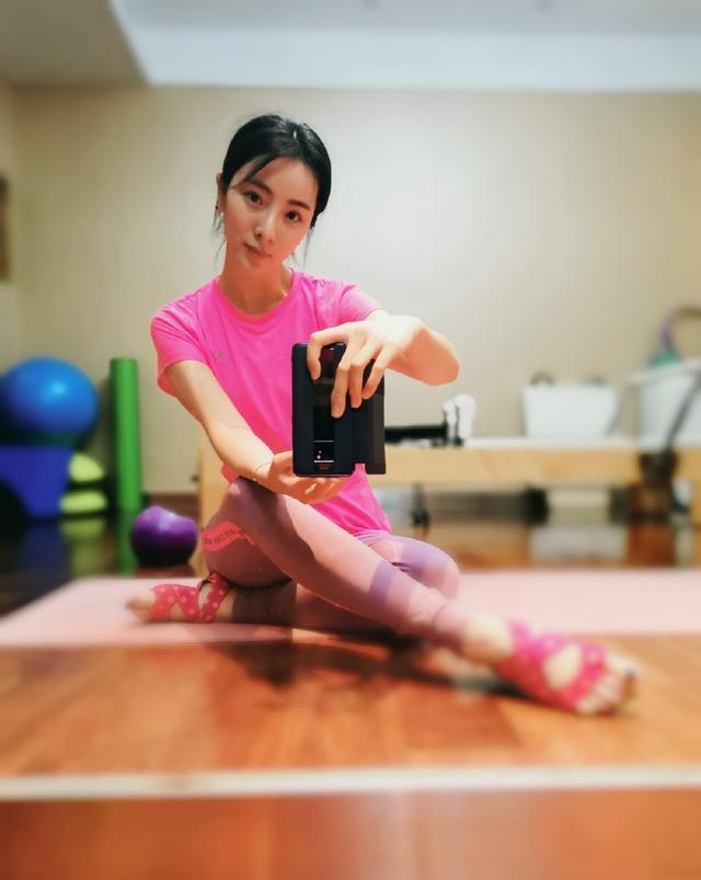 主持人李思思秀健身照气质和身材双在线练瑜伽锻炼效果好