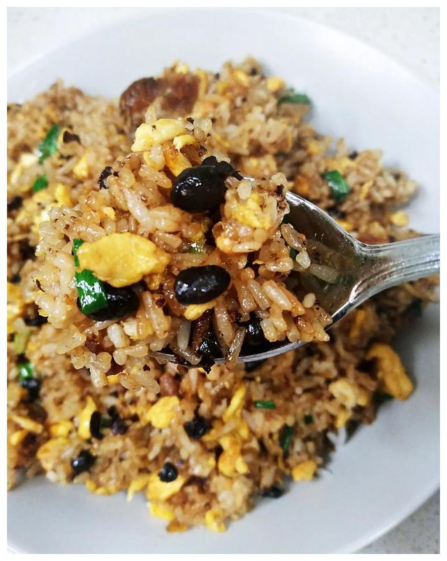 豆豉鲮鱼炒饭(02)制作方法:1,锅里放一块猪油,烧化后倒入米饭炒散