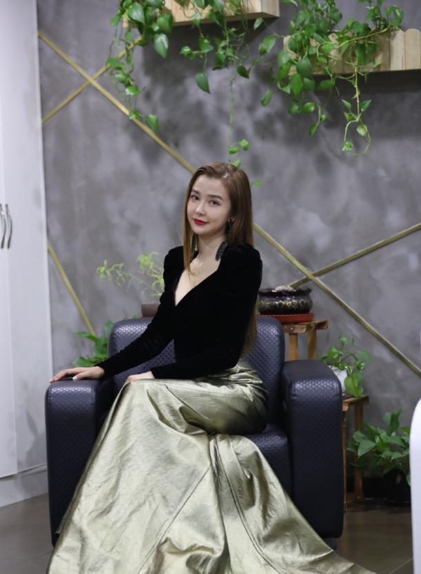 姚星彤身材真不错v领上衣衬白皙肤色配拖地开叉长裙更显曲线